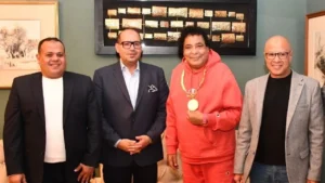 الكينج محمد منير يتسلم قلادة العظماء من رئيس اللجنة الأولمبية ياسر إدريس تعزيزًا للروابط بين الرياضة والفن في مصر